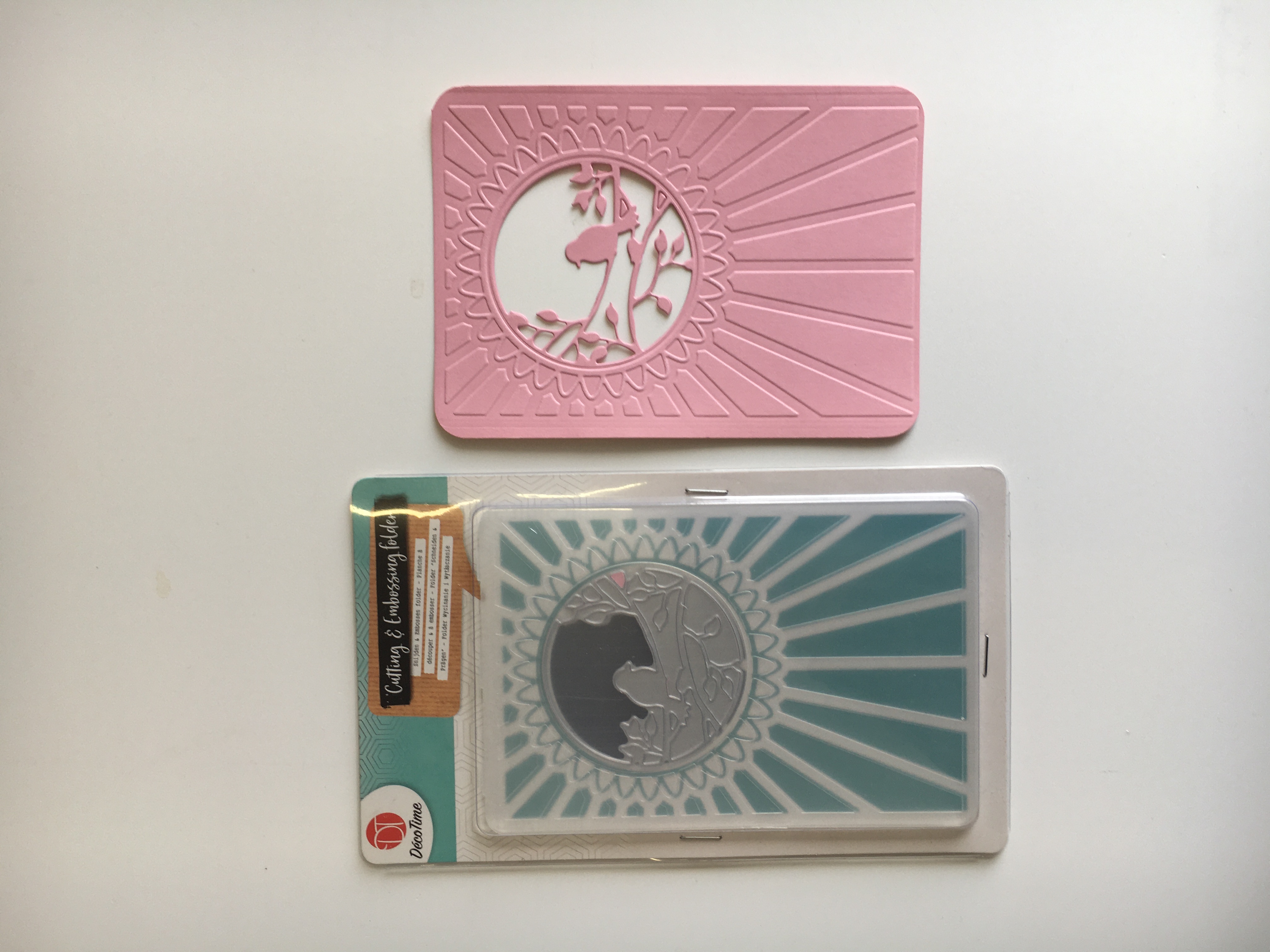 Embosovacia kapsa s vyrezávacou šablónou, Otvor s vtáčikom na konári