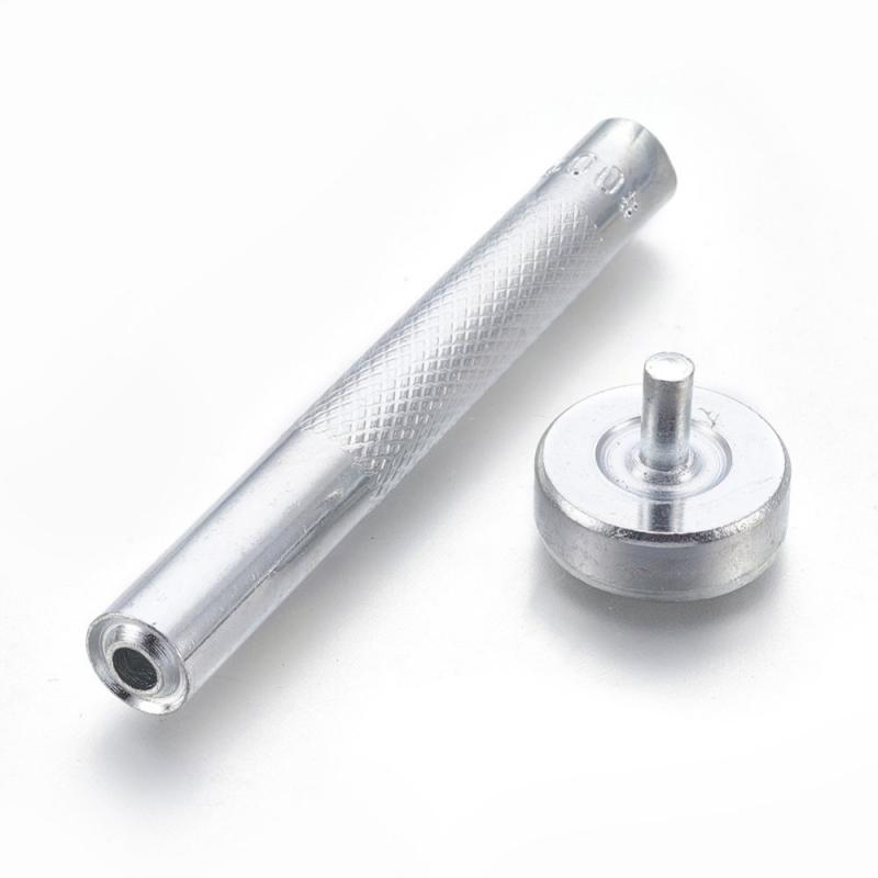 Kovový nástroj na priechodky